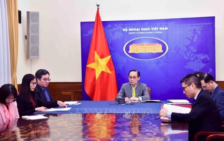 Vietnamese, French foreign ministers hold phone talks